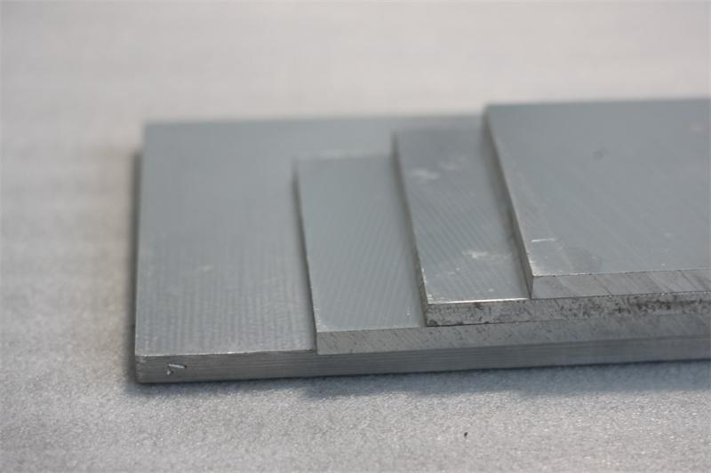 Was ist der Unterschied zwischen einer Präzisionsguss-Aluminiumplatte und einer gewalzten Aluminiumplatte?